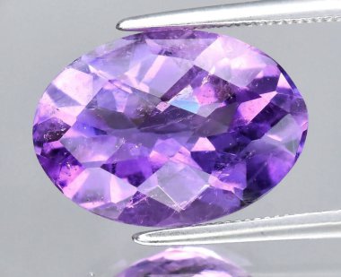 Enfes Doğal Ametist Gemstone Zengin Violet Renkleri ve Parlak Yüzlülük.