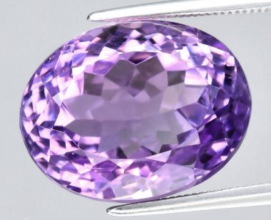 Enfes Doğal Ametist Gemstone Büyüleyici Mor Renkleri ve Parlak Yüzlü.
