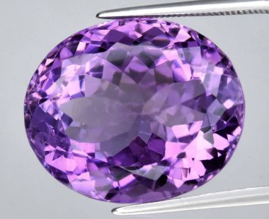 Enfes Oval Kesim Doğal Ametist Gemstone Canlı Mor Renkler ve Kusursuz Açıklık Gösteriyor.
