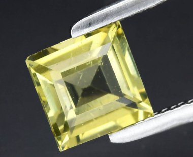 Gümüş cımbızla ayarlanmış Parlak Sarı Safir Gemstone Işık ve Entrika Yakalıyor.