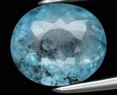 Enfes Aquamarine Gemstone Karmaşık Yüzlü ve Yüce Berraklığıyla.