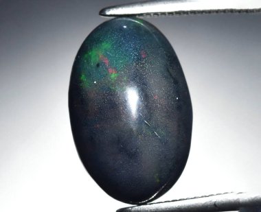 Göz kamaştırıcı Opal Gemstone Renk ve Pürüzsüz Yüzey Oyunuyla Bitiş.