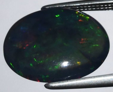 Görkemli Doğal Opal Gemstone Yanardöner Renkleri ve Eşsiz Desenleri Gösteriyor.