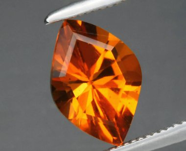 Çarpıcı Turuncu Doğal Gemstone Kesikli ve Parlak Işıltılı.