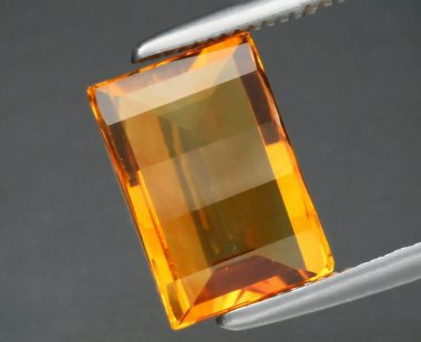 Enfes dikdörtgen kesim Doğal Turuncu Citrine Gemstone Işık Altında Parıldıyor.