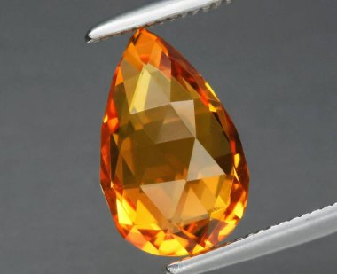 Armut Şeklindeki Parlak Doğal Citrine Gemstone Ilık Renklerle Işıldıyor.