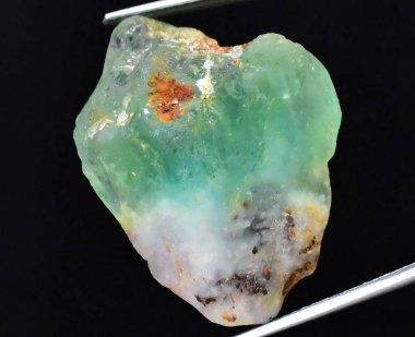 Büyüleyici Doğal Yeşil Florit Gemstone Karmaşık Dokuları ve Canlı Renkleri ile.