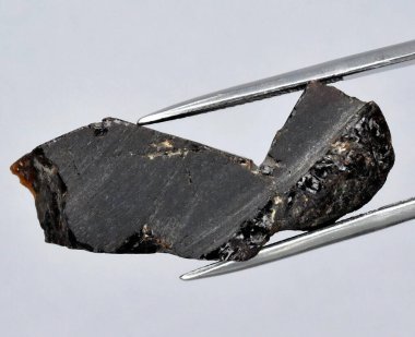 Enfes Doğal Siyah Tourmaline Kristali Karmaşık Damar ve Cilalı Kenarlarıyla.