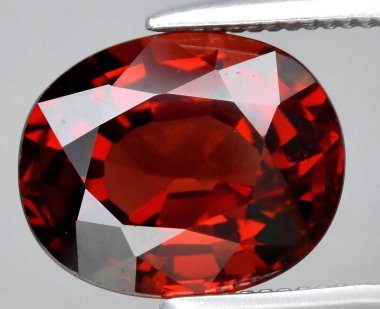Zarif, pırıl pırıl, kırmızı Garnet Gemstone Yumuşak Işık Altında Gösterildi.