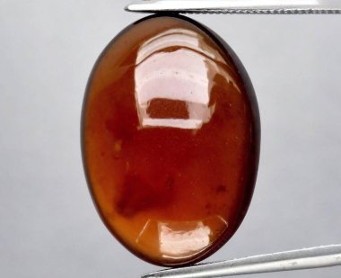 Büyüleyici Derinlik ve Ilık Renklerle Parlayan Amber Gemstone.