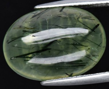 Şeffaf Bir Vücutta İlgi çekici Yeşil ve Siyah Sonuçlar içeren Büyüleyici Doğal Gemstone.