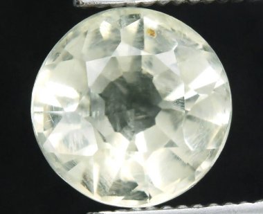 Enfes Doğal Gemstone: Parlak Yuvarlak Kesimli Şeffaf Taş Berraklıkla Parıldıyor.
