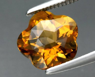 Eşsiz Çiçek Şeklinde Enfes Doğal Citrine Gemstone Kesiği Sıcak Kehribar Renkleri.