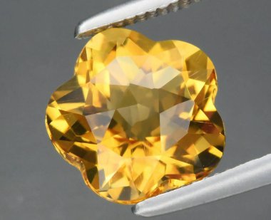 Parlak Sarı Citrine Gemstone Çiçek Şeklinde Zarif Bir Kesim.