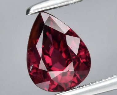 Enfes Armut Şeklinde Kırmızı Doğal Gemstone Detaylı Ele Geçirildi.