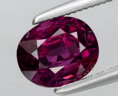 Çarpıcı Oval Kesim Doğal Yakut Gemstone Enfes Detaylarda Yakalandı.