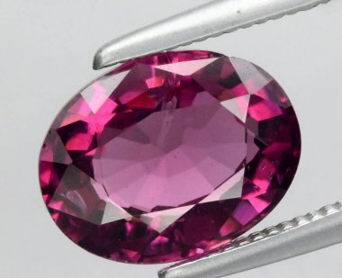Enfes Oval Kesim Doğal Pembe Turmalin Gemstone Cımbızda Dinleniyor.