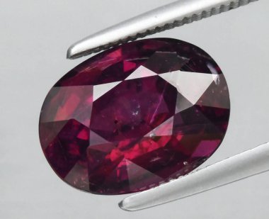 Zarif Koyu Kırmızı Doğal Yakut Gemstone Ayrıntılarla Yakalandı.