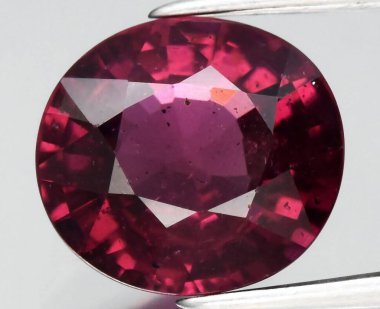 Enfes Koyu Kırmızı Doğal Ruby Gemstone Karmaşık Yüzler ve İstisnai Berraklık.