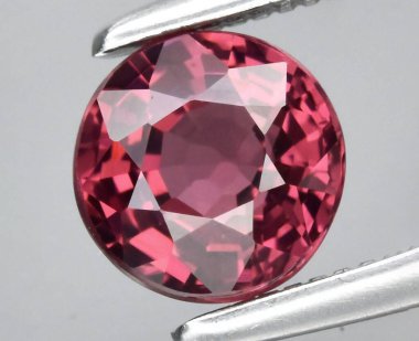 Zarif Yuvarlak Doğal Pembe Turmalin Gemstone Hassasiyet ve Zarafetle Ele Geçirildi.
