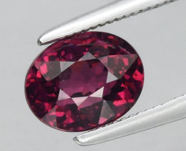 Göz kamaştırıcı Oval Kesim Doğal Ruby Gemstone İnce Keskinlik ve Göz kamaştırıcı Berraklıkla Gösterildi.