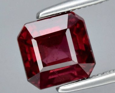 Enfes Koyu Kırmızı Doğal Gemstone Işık saçan Lüks ve Sınıf.