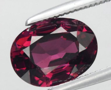 Enfes Pembe Doğal Ruby Gemstone Oval Kesim 'de zarif bir şekilde sergilendi.