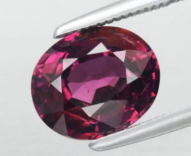 Enfes Pembemsi Kırmızı Doğal Gemstone Karmaşık Yüzlü ve Parlak Berraklığıyla.