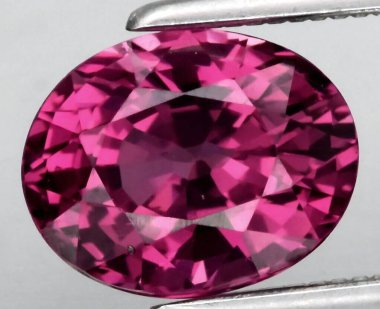Zarif Oval Kesim Gösterisinde Parlak Pembe Turmaline Gemstone Parlak Berraklık ve Parıltı.