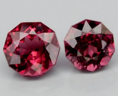 Şaşırtıcı bir şekilde Doğal Yakutları Kesiyor Canlı Kırmızı Renkler ve Parlak Parlak Parıltı.