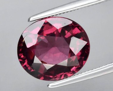 Çarpıcı Oval Kesim Doğal Ruby Gemstone ile Zengin Kırmızı Renk ve Karmaşık Yüzler.