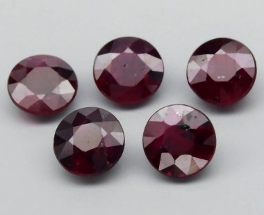 Çeşitli Boyut ve Şekillerde Enfes Cilalı Ruby Taşları Koleksiyonu.