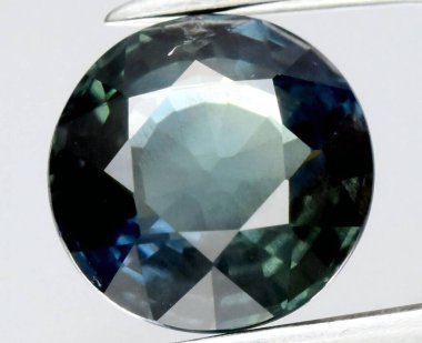 Karmaşık Yüzlü Çok Renkli Doğal Gemstone Büyüleyici Görünümü.