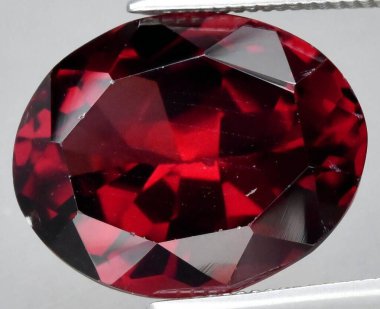 Zarif Cilalı Kırmızı Garnet Gemstone Zengin Renk ve Karmaşık Yüzleri Gösteriyor.