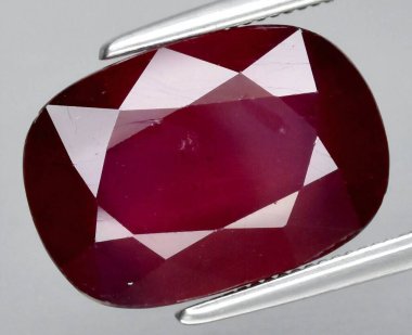 Enfes Koyu Kırmızı Doğal Ruby Gemstone Kesik ve Parlak Yüzlü.