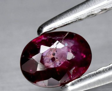 Enfes Koyu Kırmızı Oval Ruby Gemstone Karmaşık Yüzler ve Doğal Sonuçlarla.