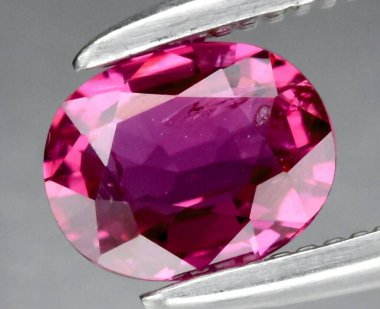 Hassas Oval Kesim Doğal Pembe Spinel Gemstone Cımbızla Gösterildi.