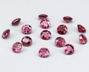 Doğal Pembe Garnet Taşlarının Çarpıcı Koleksiyonu Yumuşak Bir Arkaplanda Zarifçe Gösterildi.