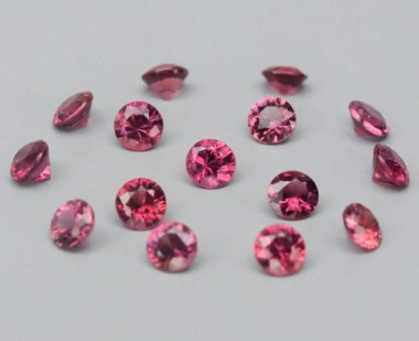 Parlak Doğal Pembe Taşlar Koleksiyonu Enfes Kesikler ve Parlak Parlak Parıltı.