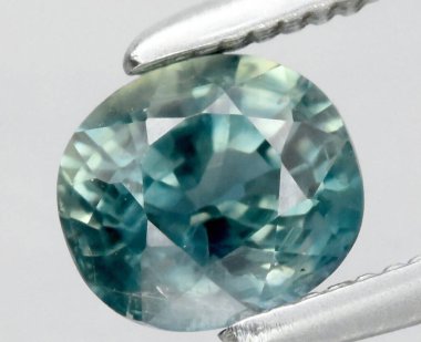 Sersemletici Oval Kesim Doğal Mavi-Yeşil Turmalin Gemstone Gümüş cımbızda sergilendi.