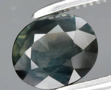 Parlak Doğal Gemstone Gösterimi Karmaşık Yüzey ve Zengin Renk Derinliği.