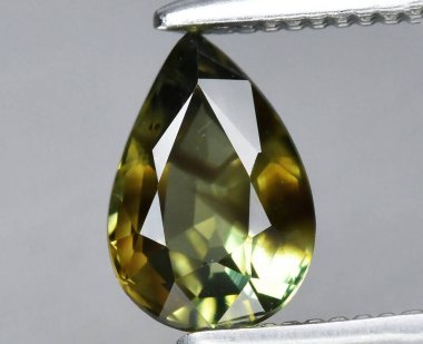 Enfes Gözyaşı Kesimi Doğal Gemstone Canlı Renk Değişikliği ve Parlak Yüzlü.