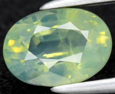 Enfes Doğal Yeşilimsi Sarı Gemstone Karmaşık Kesik ve Parıltılı Yüzleriyle.