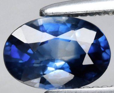 Enfes Doğal Mavi Safir Gemstone Işıklandırma Altında Gösterildi.