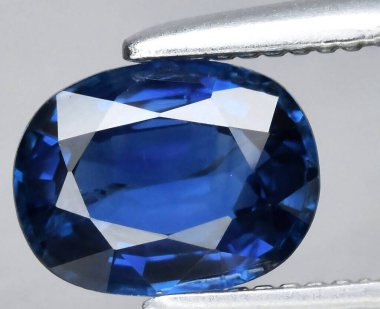 Zarif Koyu Mavi Doğal Safir Taşı Kesim ve Parlak Berraklığı ile.