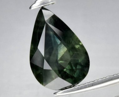 Enfes Yeşil Doğal Turmalin Gemstone Işıkta Yakalandı.