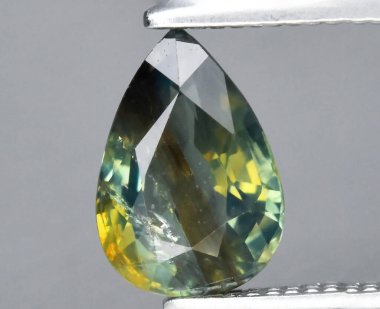 Enfes Cilalı Gözyaşı Doğal Gemstone Renkli Gösteriler ve Karmaşık Yüzler.