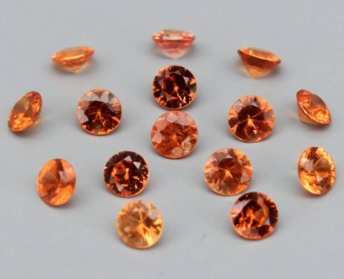 Yumuşak Işık Altında Parlayan Doğal Turuncu Taşların Görkemli Gösterimi.