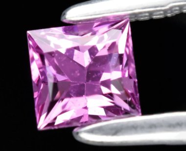 Enfes Prenses Kesimi Doğal Pembe Gemstone Zarafet ve Parlaklık Parıltısı.