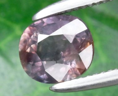 Zarif Oval Kesim Doğal Mor Safir İnce Renk Değişiklikleri ve Parlak Yüzlü.